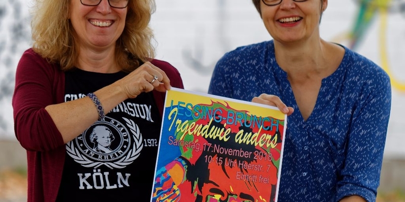Schulleiterin Andrea Meinecke und die Vorsitzende des Lessing-Fördervereins Doris Malfeld mit dem diesjährigen Veranstaltungsplakat. Schulleiterin Andrea Meinecke und die Vorsitzende des Lessing-Fördervereins Doris Malfeld mit dem diesjährigen Veranstaltungsplakat.