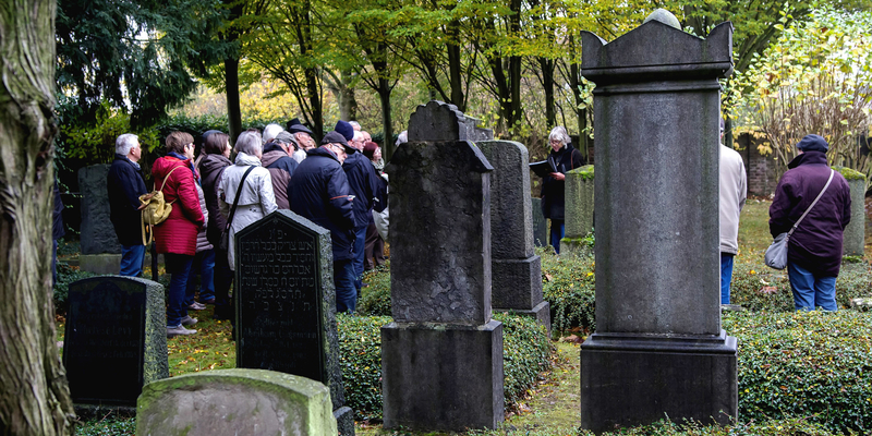 Die Teilnehmer/innen auf dem Jüdischen Friedhof Foto. Sebastian Wessel Die Teilnehmer/innen auf dem Jüdischen Friedhof Foto. Sebastian Wessel