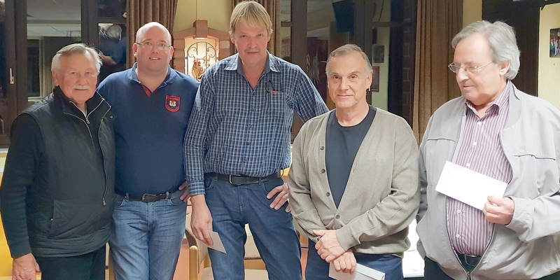 Turnierleiter Klaus Poggenpohl (2.v.l.) mit (v.l.) Hans-Jürgen Friese, Franz Pabst, Heinz Weiser und Paul Balg Turnierleiter Klaus Poggenpohl (2.v.l.) mit (v.l.) Hans-Jürgen Friese, Franz Pabst, Heinz Weiser und Paul Balg