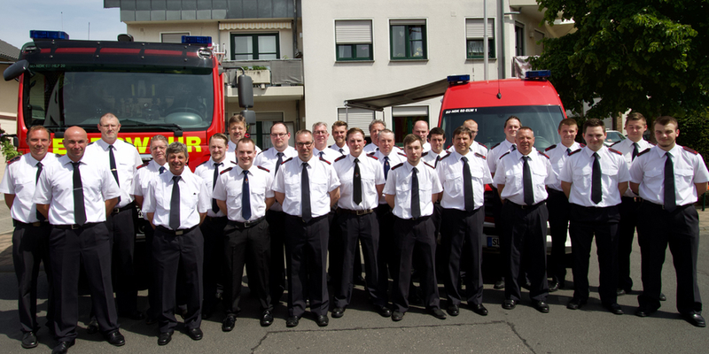 Rausgeputzt für die Fahrzeugweihe – die Rheidter Feuerwehrmänner und zwei neue Fahrzeuge Rausgeputzt für die Fahrzeugweihe – die Rheidter Feuerwehrmänner und zwei neue Fahrzeuge