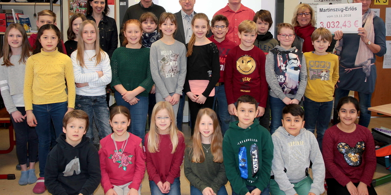 Die Schüler der 4b mit (v.l.) Alexandra Van de Flierdt, Wim Timmermann, Karlheinz Schmid, Frank Sagenschneider, Gabriele Sperling und Yvonne Drochner bei der Spendenübergabe Die Schüler der 4b mit (v.l.) Alexandra Van de Flierdt, Wim Timmermann, Karlheinz Schmid, Frank Sagenschneider, Gabriele Sperling und Yvonne Drochner bei der Spendenübergabe