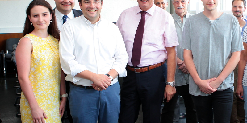 Dr. Pascal Henke (3.v.l.) bei seiner Verabschiedung mit V. Mitzel, Beigeordneter Dr. Sebastian Sanders, BM S. Vehreschild und Nils Börner (v.l.) Dr. Pascal Henke (3.v.l.) bei seiner Verabschiedung mit V. Mitzel, Beigeordneter Dr. Sebastian Sanders, BM S. Vehreschild und Nils Börner (v.l.)
