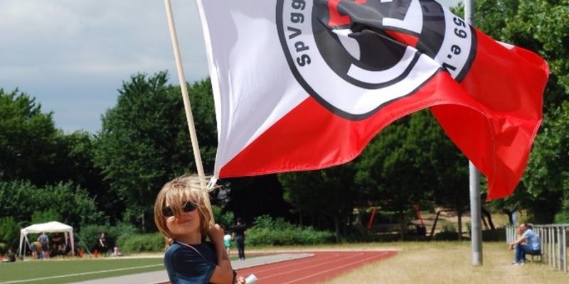 Aron präsentierte sich auf dem Sommerfest neben der LüRa-Fahne. Ein Verein, der stolz auf sich sein kann Aron präsentierte sich auf dem Sommerfest neben der LüRa-Fahne. Ein Verein, der stolz auf sich sein kann
