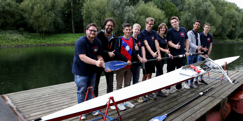 Die Vorstandsmitglieder Benedikt Langen, Thomas Schilling, Daniel Lüth, Fynn Henschel, Tim Brochhagen, Diana Rheindorf, Leon Heuser, Jannik Pawolski und Simon Rohr (von links nach rechst) mit dem neuen Skiff Die Vorstandsmitglieder Benedikt Langen, Thomas Schilling, Daniel Lüth, Fynn Henschel, Tim Brochhagen, Diana Rheindorf, Leon Heuser, Jannik Pawolski und Simon Rohr (von links nach rechst) mit dem neuen Skiff