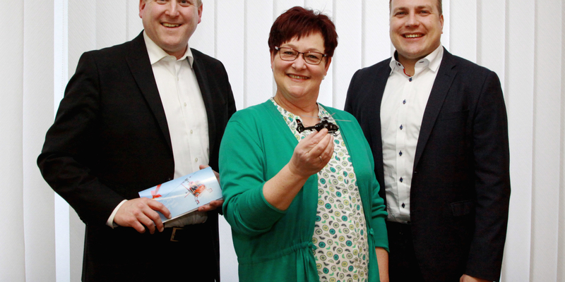 Holger Adenheuer, Silvia Impekoven und Andreas Lülsdorf (von links nach rechts) während der Gratulation der Gewinnerin Holger Adenheuer, Silvia Impekoven und Andreas Lülsdorf (von links nach rechts) während der Gratulation der Gewinnerin