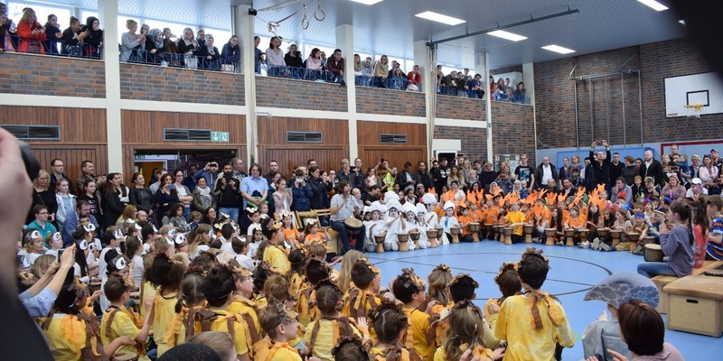 Mit zwei Premierenfeiern wurde die Projektwoche beendet. Jahrgangsgemischt standen so alle 370 Kinder auf der Bühne Mit zwei Premierenfeiern wurde die Projektwoche beendet. Jahrgangsgemischt standen so alle 370 Kinder auf der Bühne