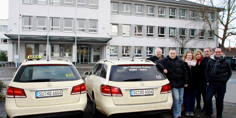 Bernhard Lichtenberg (rechts) mit einigen seiner Mitarbeiterinnen und Mitarbeiter Bernhard Lichtenberg (rechts) mit einigen seiner Mitarbeiterinnen und Mitarbeiter