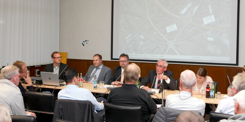 Christoph Groneck, Christoph Lütz, Dr. Arndt Lagemann und Helmut Esch stellten sich den Fragen der Bürger Christoph Groneck, Christoph Lütz, Dr. Arndt Lagemann und Helmut Esch stellten sich den Fragen der Bürger