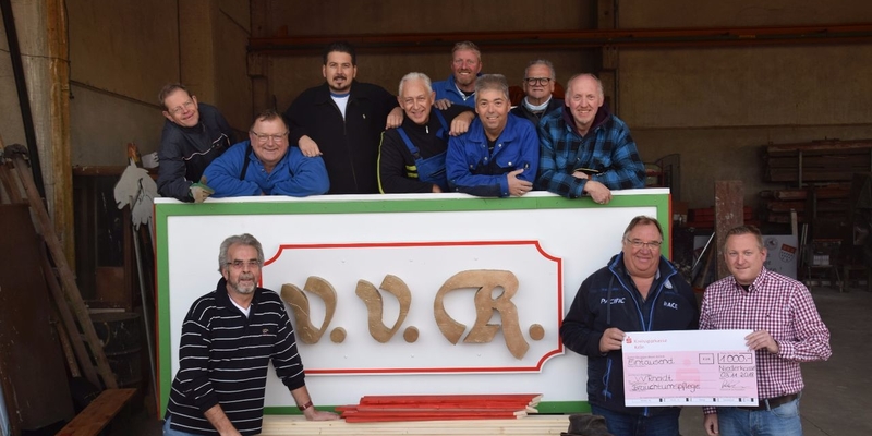 KSK-Regionaldirektor Holger Adenheuer (re.) überreicht den Spendenscheck an HaJo Klein als ersten Vorsitzenden des Verschönerungsvereins Rheidt KSK-Regionaldirektor Holger Adenheuer (re.) überreicht den Spendenscheck an HaJo Klein als ersten Vorsitzenden des Verschönerungsvereins Rheidt