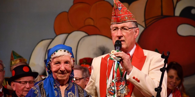 Theo Fritzen zeichnet Efi Ostrowski aus. Sie singt seit 70 Jahren im Pfarr-Cäcilien-Chor der Pfarreiengemeinschaft Siegmündung Theo Fritzen zeichnet Efi Ostrowski aus. Sie singt seit 70 Jahren im Pfarr-Cäcilien-Chor der Pfarreiengemeinschaft Siegmündung