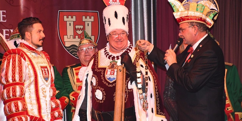 Bürgermeister Stephan Vehreschild überreicht die Amtskette an Prinz Andreas, der somit proklamiert ist Bürgermeister Stephan Vehreschild überreicht die Amtskette an Prinz Andreas, der somit proklamiert ist