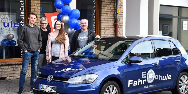 Das Team der Fahrschule Esch (v.li.): Florian und Marion arbeiten im Büro, daneben die Fahrlehrer Jenny und Rainer. Fahrlehrer Christian fehlt auf dem Bild Das Team der Fahrschule Esch (v.li.): Florian und Marion arbeiten im Büro, daneben die Fahrlehrer Jenny und Rainer. Fahrlehrer Christian fehlt auf dem Bild
