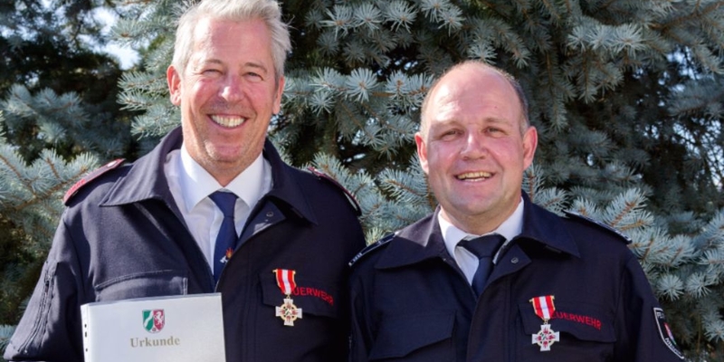 Dirk Schmitz (links) und Udo Karp mit Urkunden und Abzeichen Dirk Schmitz (links) und Udo Karp mit Urkunden und Abzeichen