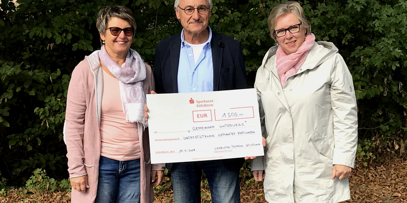 Inge Bernhard, Michael Fuchs und Angelika Odenthal (von links nach rechts) bei Übergabe des Schecks Inge Bernhard, Michael Fuchs und Angelika Odenthal (von links nach rechts) bei Übergabe des Schecks