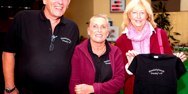 Vizebürgermeisterin Hildegard Seemayer ließ sich von Monika und Norbert Wallbruch durch die Ausstellung führen Vizebürgermeisterin Hildegard Seemayer ließ sich von Monika und Norbert Wallbruch durch die Ausstellung führen