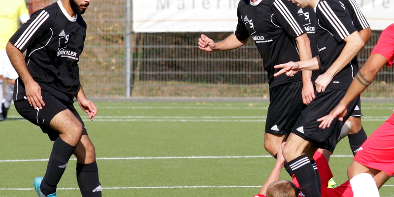Böse unter die Räder kam die Zweitvertretung des 1. FC Niederkassel (rote Trikots) Böse unter die Räder kam die Zweitvertretung des 1. FC Niederkassel (rote Trikots)