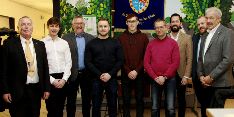 Vorstandsmitglieder mit den vereidigten Fischerbrüder: Günter Engels, Maximilian Engels, Thomas und Tobias Engels, Lukas Engels, Markus und Andreas Engels, Marco Schell, Alexander Klein und Hans Erich Engels (von links nach rechts) Vorstandsmitglieder mit den vereidigten Fischerbrüder: Günter Engels, Maximilian Engels, Thomas und Tobias Engels, Lukas Engels, Markus und Andreas Engels, Marco Schell, Alexander Klein und Hans Erich Engels (von links nach rechts)