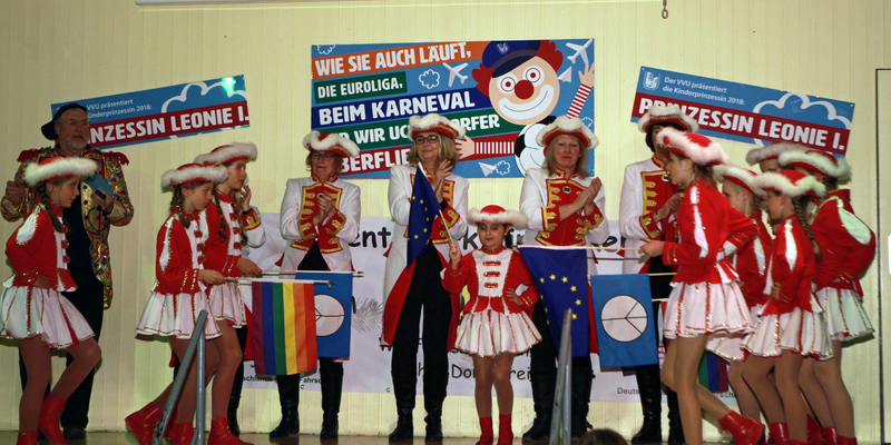 Viel Applaus gab es für die Auftritte der Fünkchen und der Mädels der „Kayjass Schull“ Viel Applaus gab es für die Auftritte der Fünkchen und der Mädels der „Kayjass Schull“