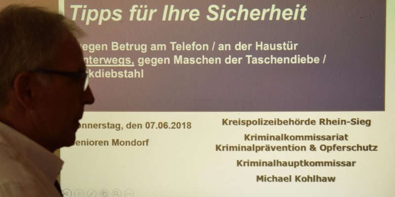 Einen hohen Unterhaltungswert hatte der Vortrag von Kriminalhauptkommissar Michael Kohlhaw. Wegen der Gesichtserkennung wollte er nur von der Seite fotografiert werden; sein eigener Schutz ist ihm wichtig Einen hohen Unterhaltungswert hatte der Vortrag von Kriminalhauptkommissar Michael Kohlhaw. Wegen der Gesichtserkennung wollte er nur von der Seite fotografiert werden; sein eigener Schutz ist ihm wichtig