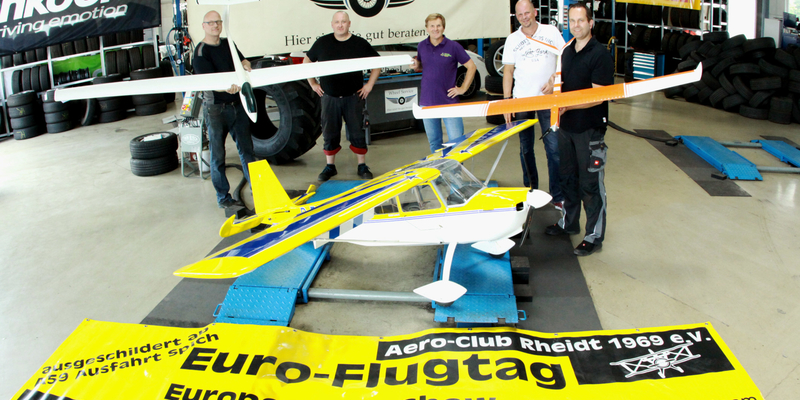 Gruppenbild mit Modellflugzeugen: Guido Ohligschläger, Thomas Seith, Harald Schubert, Sascha Wilhelms und Michael Schönenborn (von links nach rechts) Gruppenbild mit Modellflugzeugen: Guido Ohligschläger, Thomas Seith, Harald Schubert, Sascha Wilhelms und Michael Schönenborn (von links nach rechts)