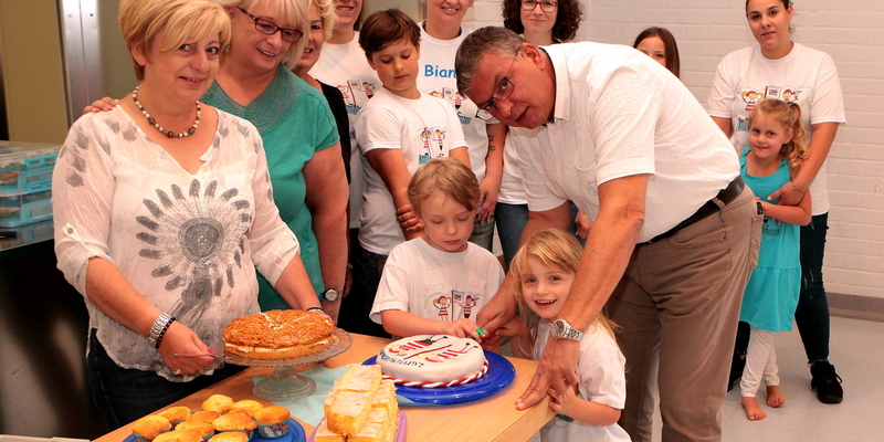 Bürgermeister Stephan Vehreschild schnitt die Torte beim Familienfest der „Luftschlosspiraten“ an Bürgermeister Stephan Vehreschild schnitt die Torte beim Familienfest der „Luftschlosspiraten“ an