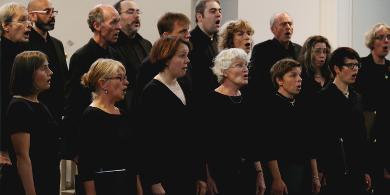 Der Chor während seiner Darbietung. Pfarrer René Stockhausen 2. Sänger von rechts Der Chor während seiner Darbietung. Pfarrer René Stockhausen 2. Sänger von rechts