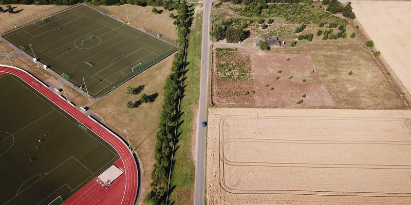 Die Südstraße wird, an den Sportplätzen vorbeigeführt, bis zur neuen L269n Süd ausgebaut Die Südstraße wird, an den Sportplätzen vorbeigeführt, bis zur neuen L269n Süd ausgebaut