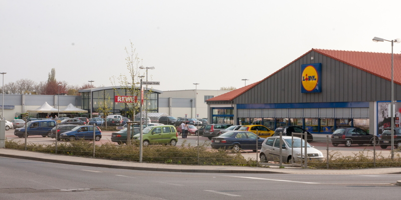 Der Discounter soll komplett abgerissen und und mit einer Verkaufsfläche von 1390 qm neu gebaut werden Der Discounter soll komplett abgerissen und und mit einer Verkaufsfläche von 1390 qm neu gebaut werden