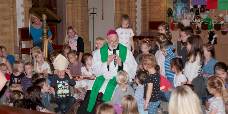 Weihbischof A. Puff mit den Kita-Kids während der Familienmesse Weihbischof A. Puff mit den Kita-Kids während der Familienmesse