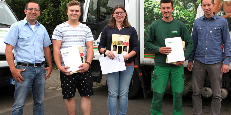 Sebastian Reuter (li.) und Matthias Ennenbach (re.) sind stolz auf ihre ehemaligen Azubis Leon Rieger, Alina Klees und Paul Raichholt (v.l.) Sebastian Reuter (li.) und Matthias Ennenbach (re.) sind stolz auf ihre ehemaligen Azubis Leon Rieger, Alina Klees und Paul Raichholt (v.l.)