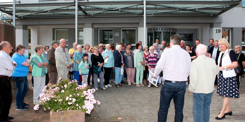 H. Seemayer, J. Schnabel und Dr. A. Lagemann begrüßten die Besucher vor dem Rathaus H. Seemayer, J. Schnabel und Dr. A. Lagemann begrüßten die Besucher vor dem Rathaus