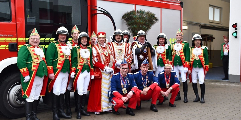 Kurz nach dem Einsatz stehen die Männer der Freiwilligen Feuerwehr schon wieder für ein Foto zur Verfügung und haben Spaß mit dem Rheidter Dreigestirn Kurz nach dem Einsatz stehen die Männer der Freiwilligen Feuerwehr schon wieder für ein Foto zur Verfügung und haben Spaß mit dem Rheidter Dreigestirn