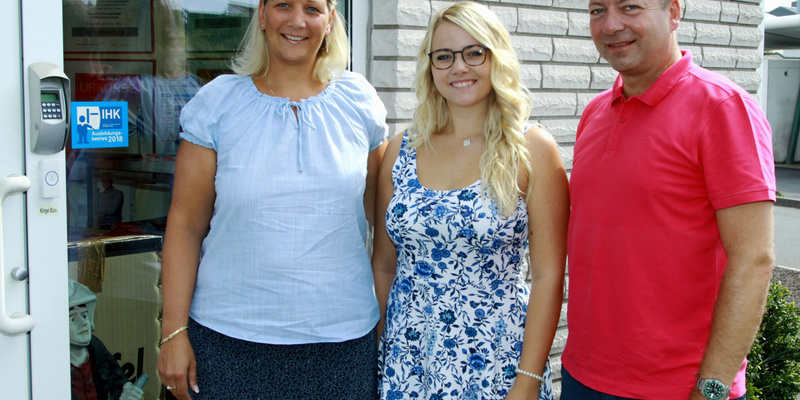 Monika und Ralf Braschoß mit Jessica, der 1. Auszubildenden des Unternehmens Monika und Ralf Braschoß mit Jessica, der 1. Auszubildenden des Unternehmens