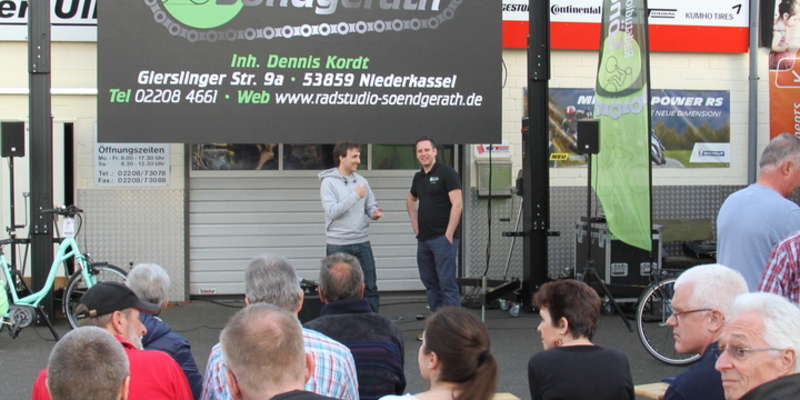 Dennis Kordt (re.) stellte Maximilian Semsch den Besuchern vor Dennis Kordt (re.) stellte Maximilian Semsch den Besuchern vor
