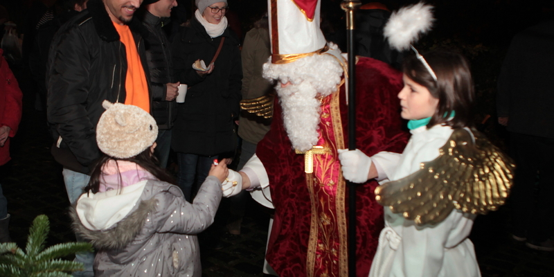 Der Nikolaus besuchte auch in diesem Jahr den Adventsmarkt Der Nikolaus besuchte auch in diesem Jahr den Adventsmarkt