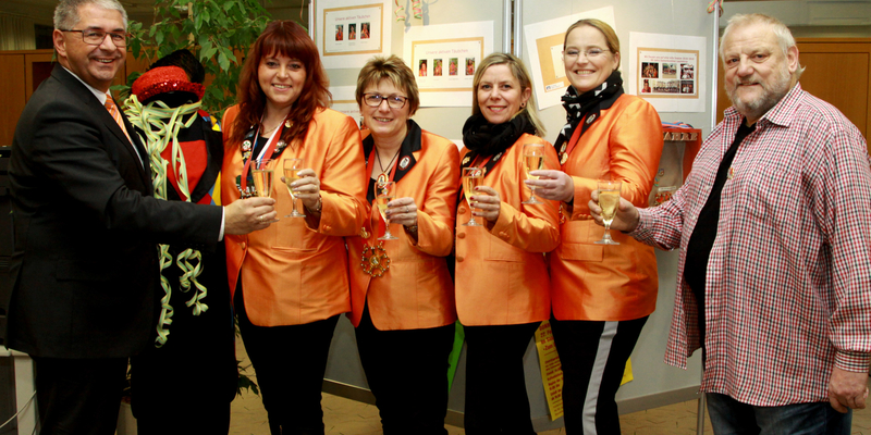 Frank Helding, Ute Klaassen, Birgit Linder, Andrea Welter, Nicole Handke und Hans-Jürgen Odenthal stoßen auf das Jubiläum an Frank Helding, Ute Klaassen, Birgit Linder, Andrea Welter, Nicole Handke und Hans-Jürgen Odenthal stoßen auf das Jubiläum an